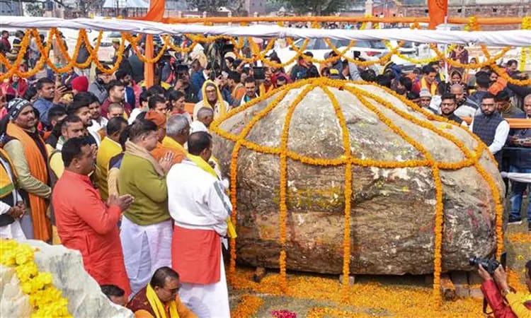 “ராமர் சிலை செய்வதற்கு 6 கோடி ஆண்டுகள் பழமையான அபூர்வ பாறைகள்”…. அயோத்தியில் சிறப்பு பூஜை…!!!