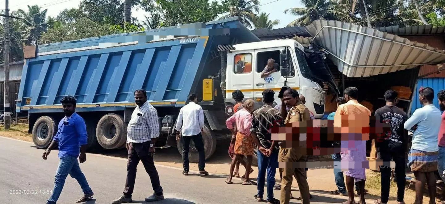 தானாக நகர்ந்து கடைக்குள் புகுந்த லாரி…. தவிர்க்கப்பட்ட பெரும் விபத்து…. போலீஸ் விசாரணை…!!