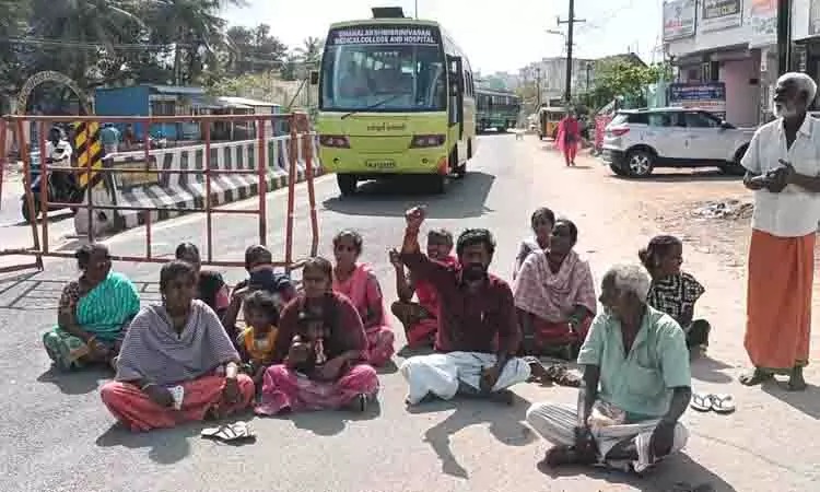 கழிவு நீரால் சுகாதார சீர்கேடு…. சாலை மறியலில் ஈடுபட்ட பொதுமக்கள்…. அதிகாரிகளின் பேச்சுவார்த்தை…!!