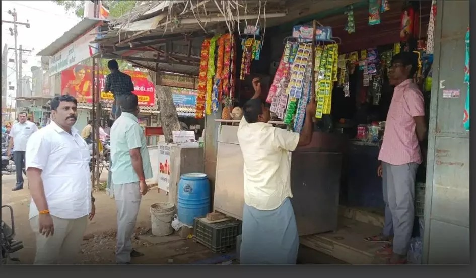 போக்குவரத்திற்கு இடையூறு…. ஆக்கிரமிப்புகள் அகற்றம்…. அதிகாரிகளின் அதிரடி நடவடிக்கை…!!