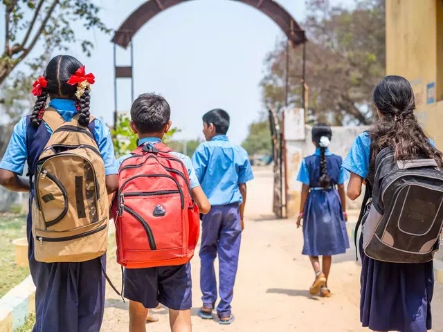 தமிழகத்தில் இந்த மாவட்டத்தில் இன்று பள்ளி, கல்லூரிகளுக்கு விடுமுறை…. மாவட்ட ஆட்சியர் அறிவிப்பு….!!!