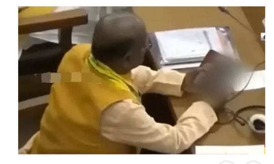 சட்டசபையில் ஆபாச படம்… சர்ச்சையில் சிக்கிய பாஜக எம்எல்ஏ… இணையத்தில் வைரலாகும் வீடியோ….!!!!!