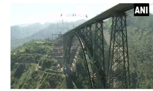 அடடே சூப்பர்… உலகின் மிக உயரமான ரயில்வே பாலம் விரைவில் பயன்பாடு… வெளியான தகவல்…!!!!!