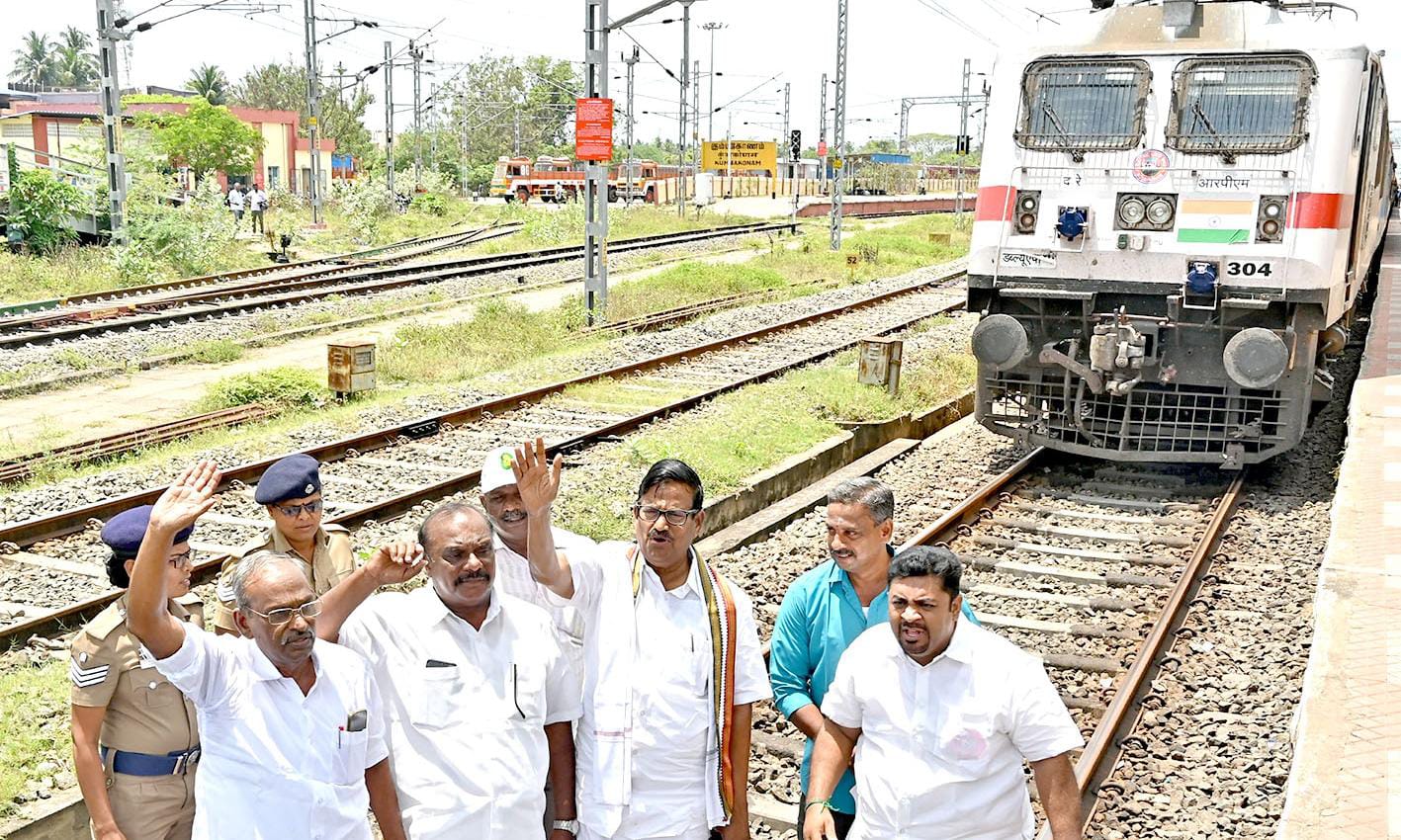 “திடீர் ரயில் மறியல் போராட்டம்”… காங். தலைவர் கே.எஸ் அழகிரி அதிரடி கைது… பெரும் பரபரப்பு…!!!