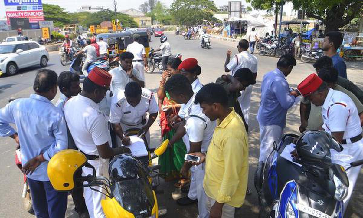 அரசு ஊழியர்களுக்கு இனி ஹெல்மெட் கட்டாயம்…. மீறினால் அபராதம்…. புதுச்சேரி அரசு உத்தரவு….!!!