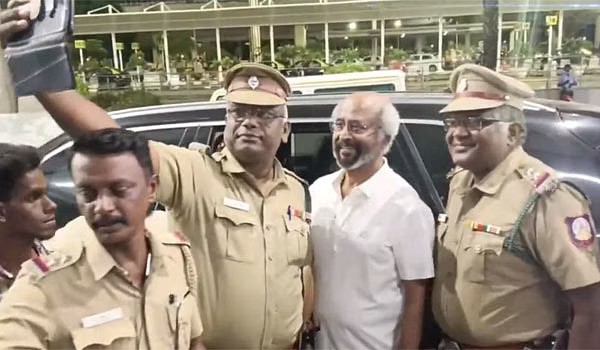 ஒரே ஒரு செல்பி சார்…. போலீசாரின் விருப்பத்திற்காக காரிலிருந்து கீழே இறங்கிய ரஜினி… வைரலாகும் புகைப்படம்…!!!