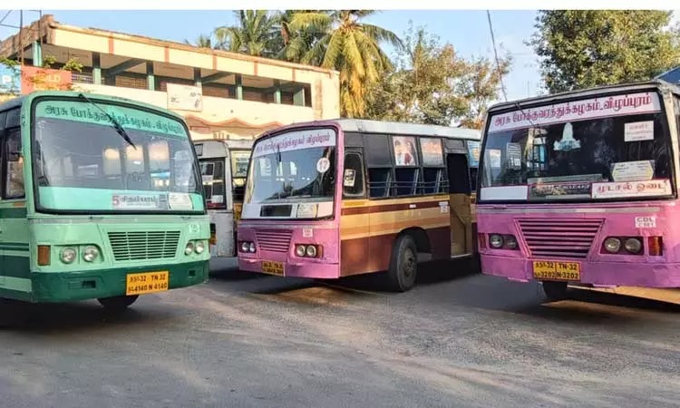 டிக்கெட் கேட்ட விவகாரம்…. கண்டக்டரை தாக்கிய கல்லூரி மாணவர்கள்…. பேருந்து நிலையத்தில் பரபரப்பு….!!