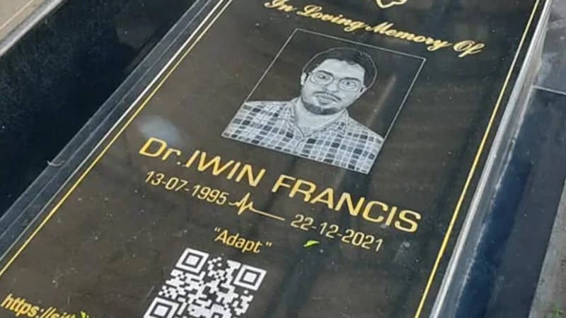 “இறந்த மகனின் நினைவுகளுக்கு உயிரூட்டிய பெற்றோர்”…. கல்லறையில் க்யூஆர் கோடு பதித்து நெகிழ்ச்சி…!!!