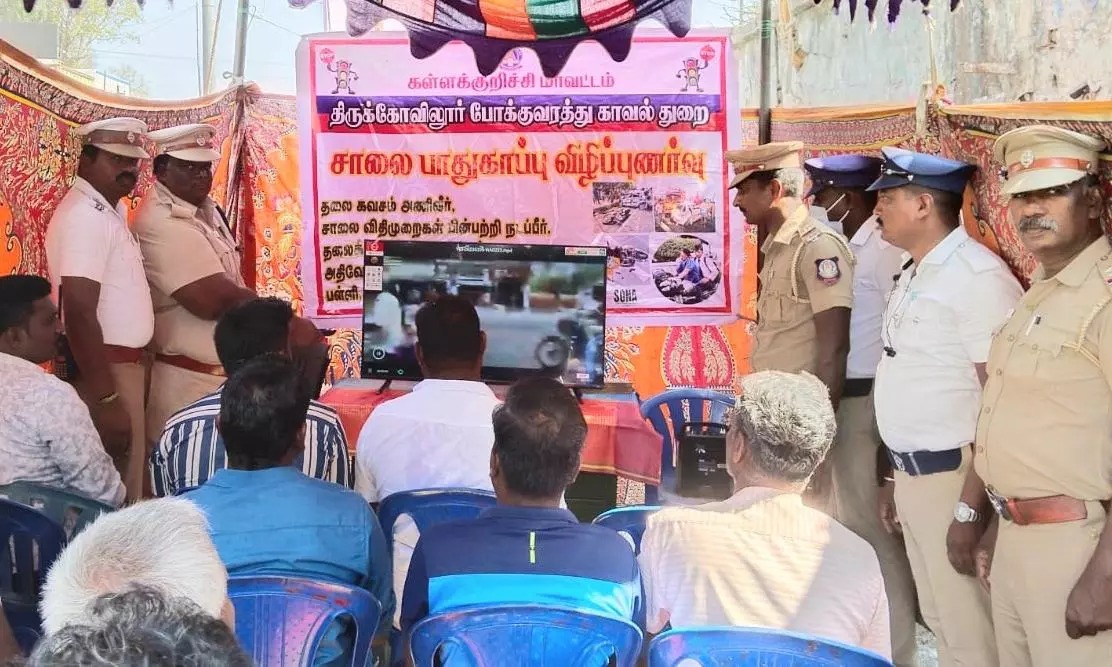 சாலை பாதுகாப்பு விழிப்புணர்வு நிகழ்ச்சி…. வீடியோ காட்சிகள் ஒளிப்பரப்பு…. மக்களுக்கு விளக்கிய அதிகாரிகள்…!!!