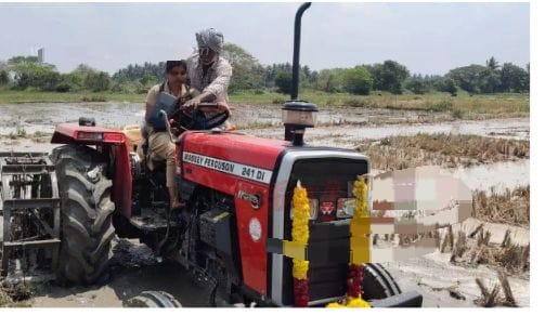 உழவு பயிற்சியில் ஈடுபட்ட வேளாண் கல்லூரி மாணவிகள்… ஆர்வத்துடன் பார்த்து செல்லும் விவசாயிகள்…!!!!!