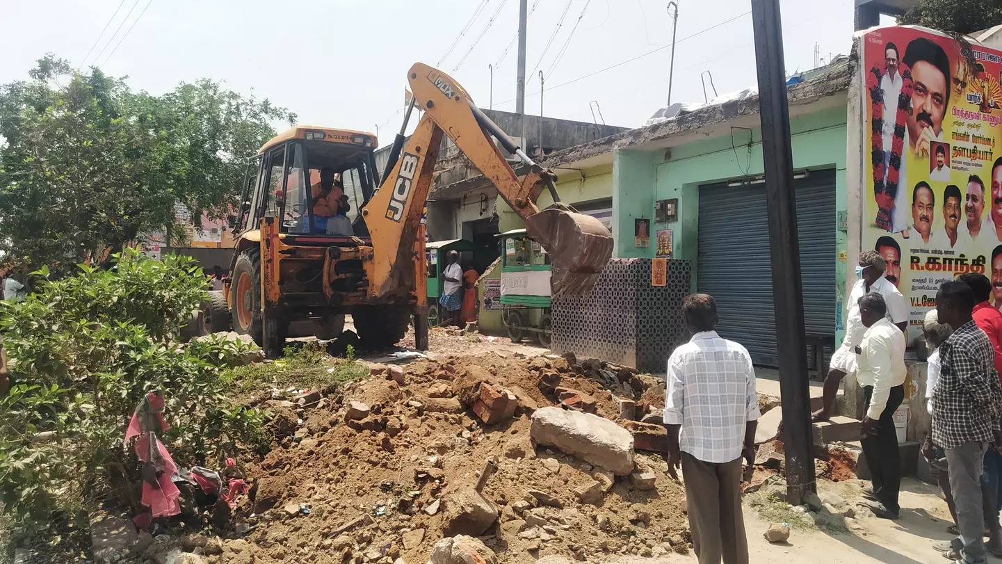 போக்குவரத்து  நெரிசல்…. ஆக்கிரமிப்புகளை அகற்றும் பணி…. அதிகாரிகளின் அதிரடி நடவடிக்கை…!!