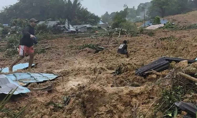 வரலாறு காணாத மழை…. புரட்டி எடுத்த நிலச்சரிவு…. அவதியில் இந்தோனேசிய மக்கள்….!!!!