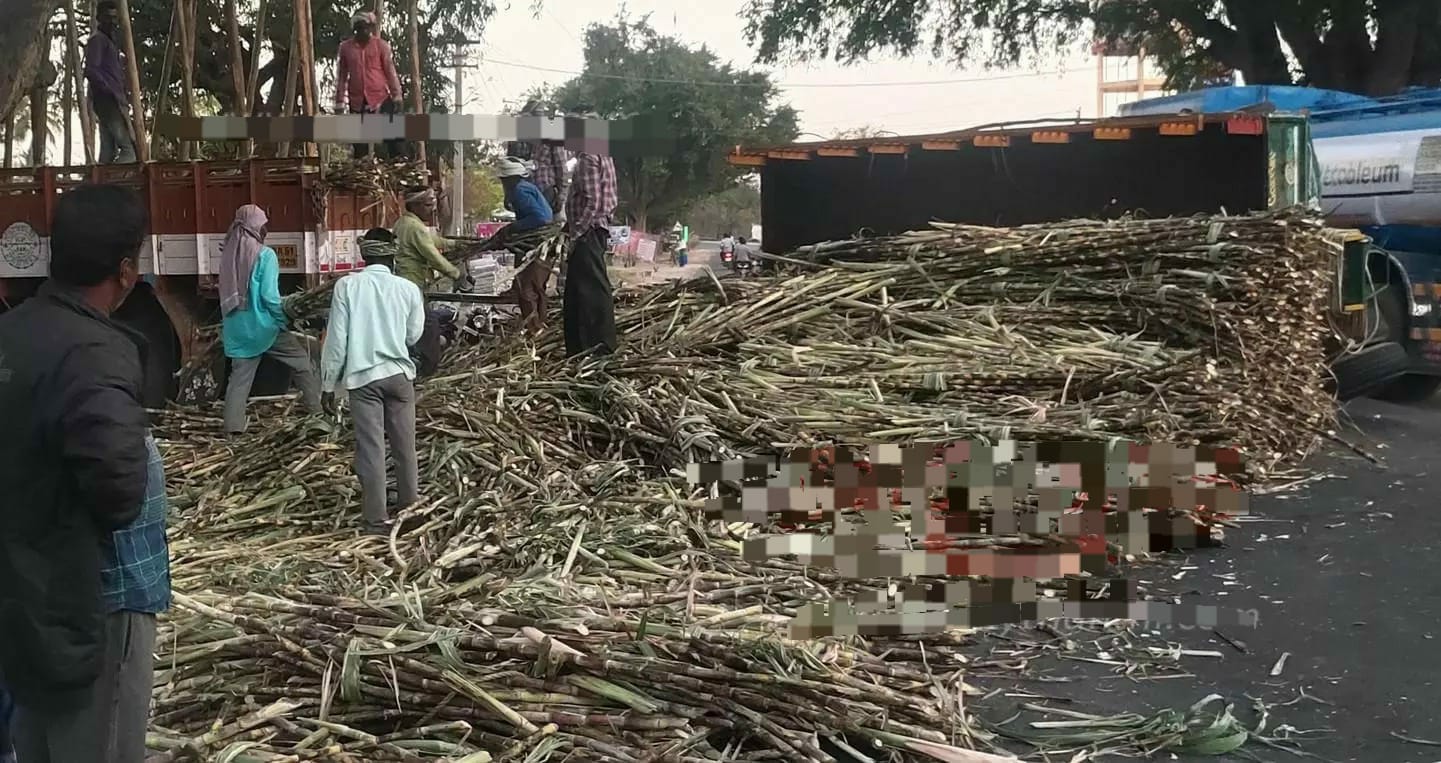 கட்டுப்பாட்டை இழந்து கவிழ்ந்த டிராக்டர்…. சாலையில் சிதறிய கரும்புகள்…. பாதிக்கப்பட்ட போக்குவரத்து…!!