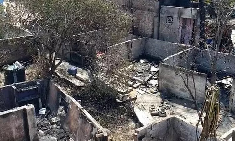 அடுத்தடுத்து வெடித்த சிலிண்டர்கள்…. 23 குடிசை வீடுகள் எரிந்து நாசம்…. பரபரப்பு சம்பவம்….!!