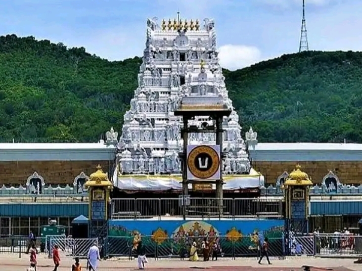 பக்தர்களுக்கு ஷாக் நியூஸ்…. டிக்கெட் இல்லாதவர்கள் கோவிலுக்கு வரக்கூடாது…. திருப்பதி தேவஸ்தானத்தின் திடீர் அறிவிப்பு….!!!