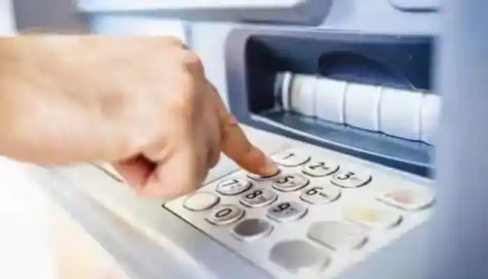 ALERT: ATM-ல் பணம் எடுக்கும்போது…. இந்த விஷயத்தில் கவனமாக இருங்கள்?…. எச்சரிக்கை அறிவிப்பு….!!!!