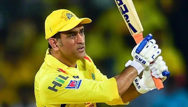 இந்திய கிரிக்கெட் அணியின் முன்னாள் கேப்டன் எம்.எஸ். தோனி, தன்னை இழிவுபடுத்தும் வகையில் தவறான தகவல்களை கூறியதாக ஐபிஎல் அதிகாரி சம்பத்குமார், ஜி மீடியா கார்ப்பரேஷன் நியூஸ் எதிராக ரூபாய் 100 கோடி மான நஷ்ட ஈடு கேட்டு வழக்கு தொடர்ந்தார்.  இந்தியன் பிரீமியர் லீக் போட்டிகளில் சூதாட்டம் மற்றும் மேட்ச் பிக்சிங்கில் ஈடுபட்டார் என எம்.எஸ். தோனியை குறிப்பிட்டு கூறிய விவகாரம் பூதாகரமாக வெடித்தது. இந்த அவதூறு வழக்கில் தோனியின் கேள்விகளுக்கு பதில் அளிக்கும்படி நியூஸ் நேசன் நெட்வொர்க்கிற்கு உத்தரவு பிறப்பிக்கப்பட்டது.  இந்த உத்தரவை மறு ஆய்வு செய்யுமாறு நியூஸ் நேசன் நெட்வொர்க் தாக்கல் செய்த மனு இன்று விசாரணைக்கு வந்த நிலையில், நீதிபதிகள் உத்தரவை மறு ஆய்வு செய்ய மறுப்பு தெரிவித்து அந்த மனுவை தள்ளுபடி செய்தனர்.