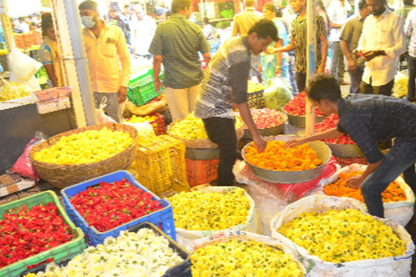 தமிழ் புத்தாண்டு…. தாறுமாறாக உயர்ந்த பூக்களின் விலை…. எவ்வளவு தெரியுமா….???