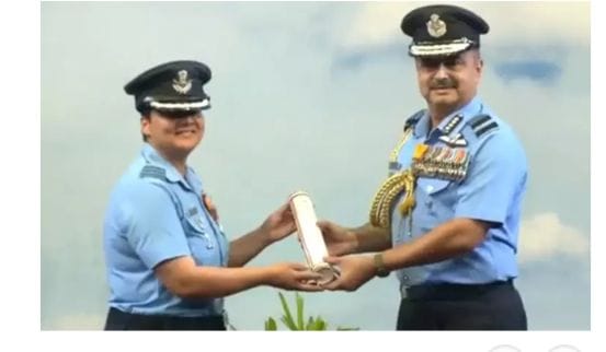 அடடே சூப்பர்… வாயு சேனா பதக்கம் பெற்ற முதல் பெண் விங் கமாண்டர்… குவியும் பாராட்டுக்கள்…!!!!!