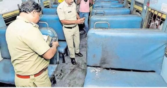 OMG: ஓடும் ரயிலில் பயணி மீது தீ வைப்பு… மூன்று பேர் பலி… நடந்தது என்ன…??