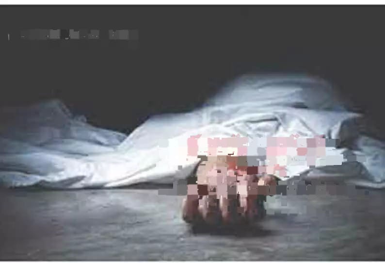 போலீஸ் நிலையம் முன்பு தீக்குளித்த மின்வாரிய ஊழியர்….  சிகிச்சை பலனின்றி உயிரிழப்பு… போலீஸ் விசாரணை…!!