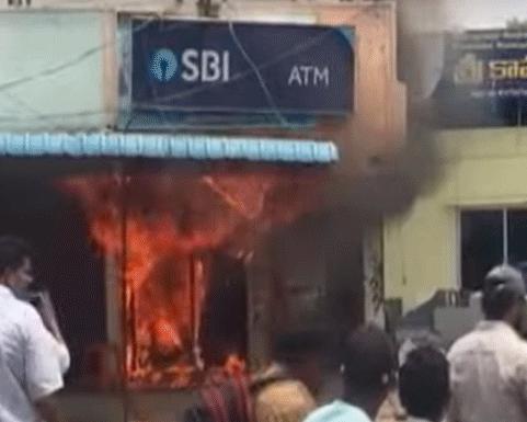 தீப்பற்றி எரிந்த ATM இயந்திரம்…. கருகி நாசமான பணம்….பெரும் பரபரப்பு…..!!!!