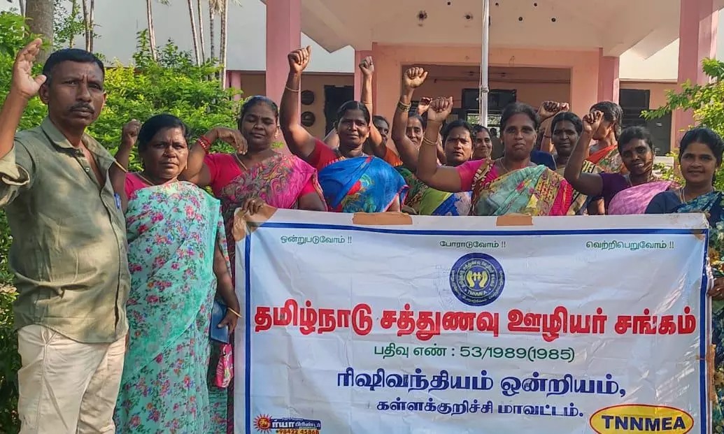சத்துணவு ஊழியர்கள் ஆர்ப்பாட்டம்….  அரசு கோரிக்கையை நிறைவேற்றுமா…?