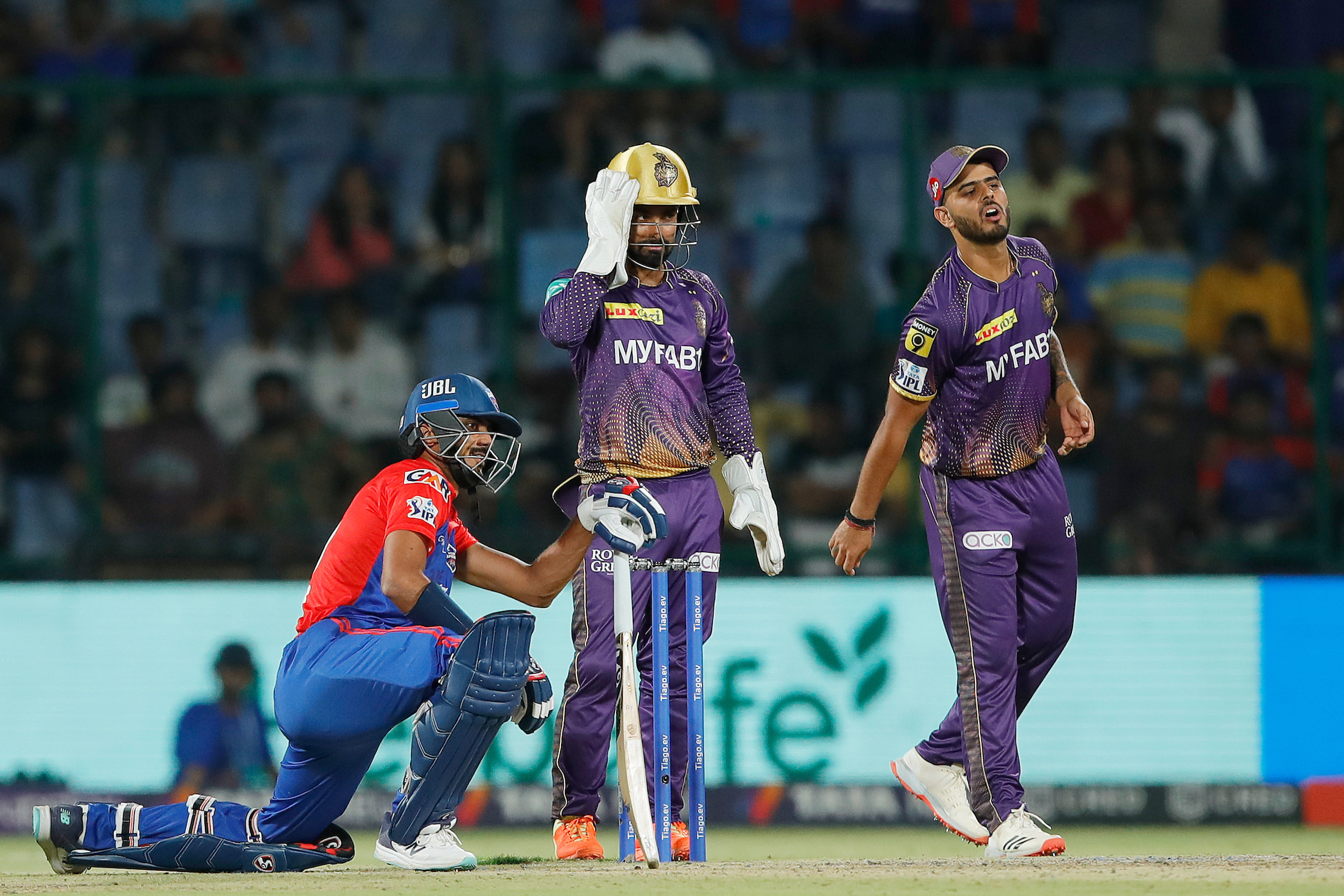 DC vs KKR : கொல்கத்தா அணியை 4 விக்கெட் வித்தியாசத்தில் வீழ்த்தி முதல் வெற்றியை ருசித்த டெல்லி அணி..!!