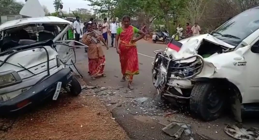 நேருக்கு நேர் மோதிய கார்கள்…. பெண்கள் உள்பட 7 பேர் படுகாயம்…. கோர விபத்து…!!