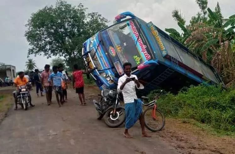 ஓடையில் கவிழ்ந்த தனியார் பேருந்து…. அலறி சத்தம் போட்ட பயணிகள்…. பரபரப்பு சம்பவம்…!!