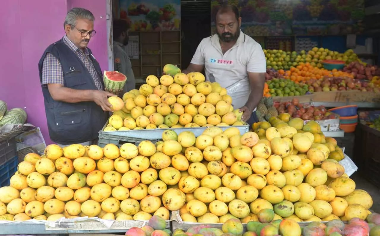 “இப்படி பழுக்க வைக்க கூடாது”…. 300 கிலோ மாம்பழங்கள் பறிமுதல்…. எச்சரித்த அதிகாரிகள்…!!