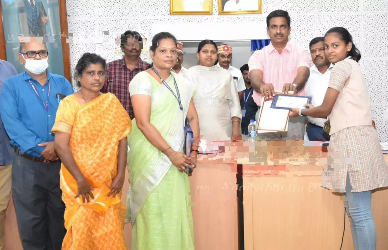 அரசுப்பள்ளி மாணவிக்கு ரூ.10 ஆயிரம் காசோலை…..  வெள்ளிப்பதக்கம் வென்று தரவரிசையில் முதலிடம்….   குவியும் பாராட்டுகள்…!!