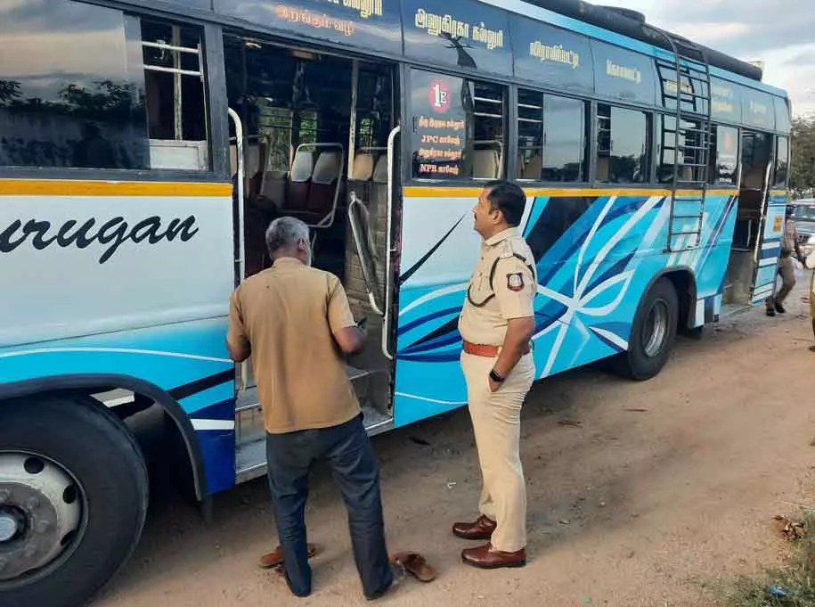 பேருந்தில் பெண் கழுத்தை அறுத்து படுகொலை…. உறவினரின் கொடூர செயல்…. வெளியான திடுக்கிடும் தகவல்கள்…!!