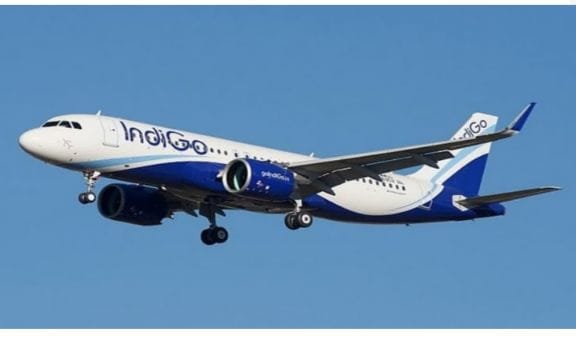 நடுவானில் விமானத்தில் சிகரெட் பிடித்த பயணி… அதிரடியாய் கைது செய்த போலீசார்…!!!!!