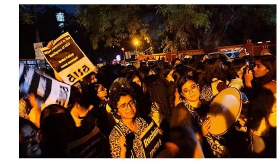 டெல்லியில் கல்லூரி விழாவின்போது மாணவிகளுக்கு பாலியல் தொந்தரவு… விசாரணையை தொடங்கிய மகளிர் ஆணையம்..!!!!!