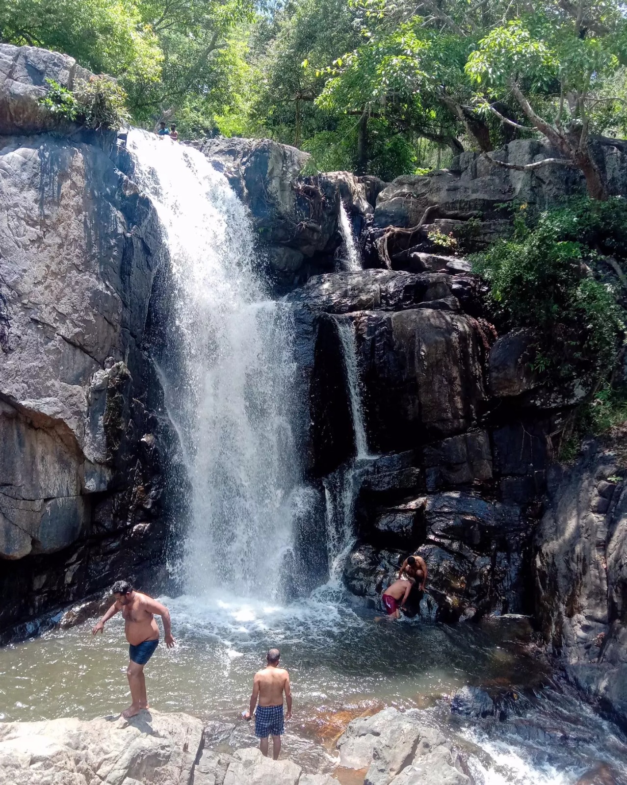 தடை விதித்த போலீசார்…. ஆபத்தை உணராமல் நீர்வீழ்ச்சியில் குவிந்த சுற்றுலா பயணிகள்….!!