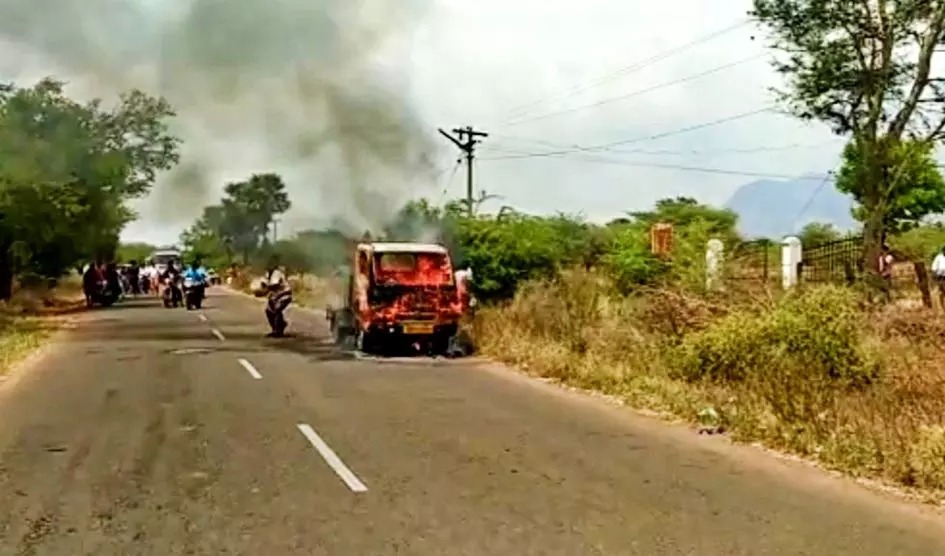 தண்ணீர் பிடித்து கொண்டிருந்த டிரைவர்…. தீப்பிடித்து எரிந்த சரக்கு வாகனம்…. தீயணைப்பு வீரர்களின் முயற்சி…!!