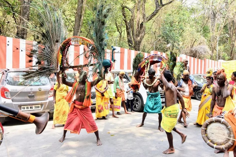 காவடி எடுத்து ஆடியபடி வந்த பக்தர்கள்…. அலைமோதிய கூட்டம்….. 3 மணி நேரம் காத்திருந்து சாமி தரிசனம்…!!