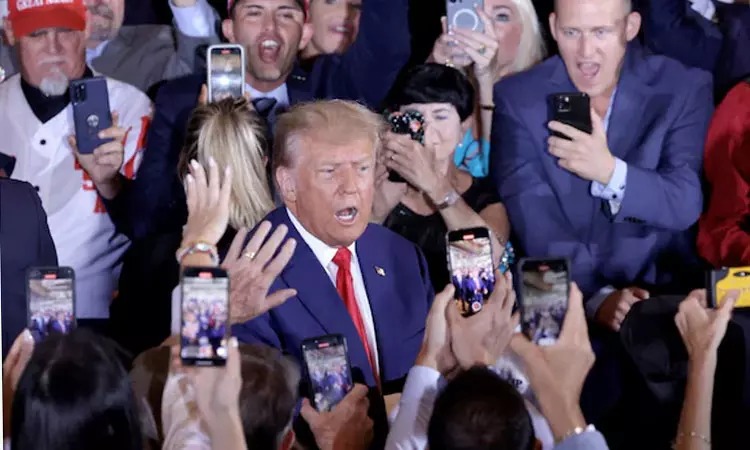 கைதுக்குப் பிறகு…. வீட்டின் முன் குவிந்த ஆதரவாளர்கள்…. டொனால்ட் ட்ரம்பின் ஆவேச பேச்சு….!!!!