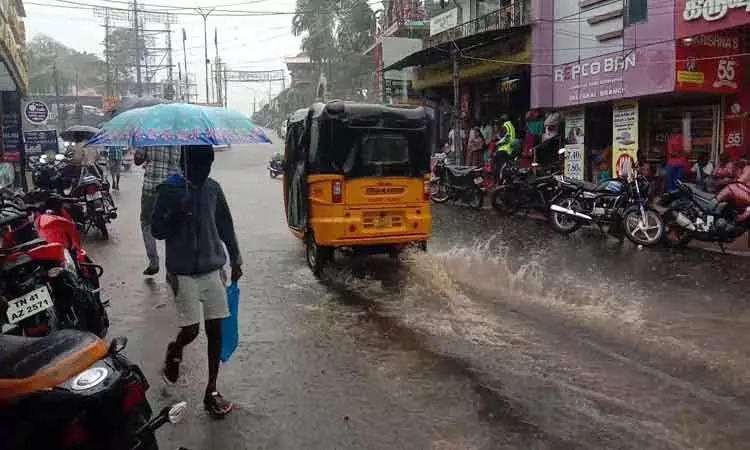 வால்பாறையில் கொட்டி தீர்த்த கனமழை…. சாலையில் பெருக்கெடுத்து ஓடிய தண்ணீர்…. மகிழ்ச்சியில் பொதுமக்கள்…!!