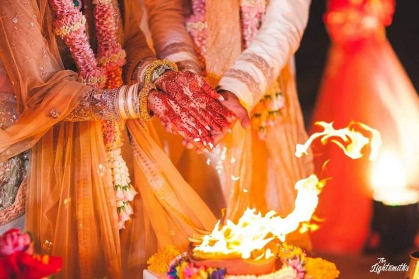 “2 வருஷமா முகத்தைக் கூட பார்க்காமல் காதல்”… தாலி கட்டிய பிறகு மணப்பெண்ணின் முகத்தை பார்த்த மாப்பிள்ளை… காத்திருந்த ஷாக்… அட பாட்டியை போய்…!!!