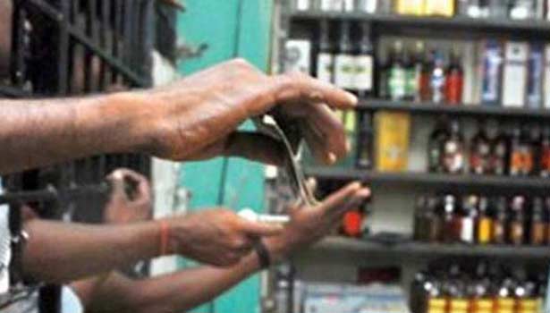 தமிழகத்தில் இனி கூடுதல் விலைக்கு மதுபானங்களை விற்பனை செய்தால்…. அரசு திடீர் எச்சரிக்கை…!!!
