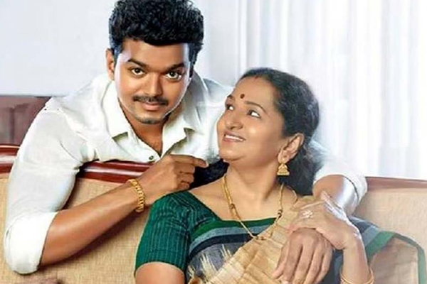 விஜய்யின் பிட்னஸ் சீக்ரெட் இதுதான்…. உண்மையை உடைத்த அம்மா ஷோபா…. வாயடைத்து போன ரசிகர்கள்…!!!