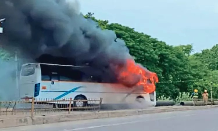 திடீரென்று தீப்பிடித்து எரிந்த சொகுசு பேருந்து…. அலறியடித்து ஓடிய பயணிகள்…. பரபரப்பு….!!!!