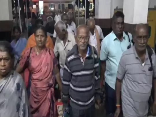 எங்களுக்கு இதெல்லாம் கிடைக்கவில்லை…. சிறப்பு சுற்றுலா ரயில் மூலம் புனித யாத்திரை சென்றவர்கள் புகார்….!!!