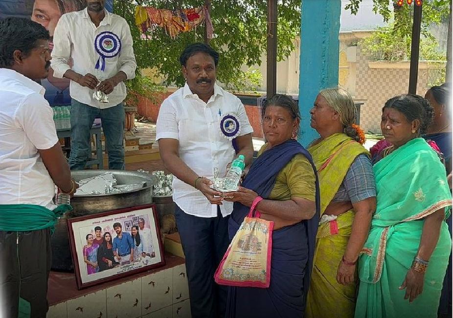 100-க்கும் மேற்பட்டோருக்கு மதிய உணவு…. மாஸ் காட்டும் தளபதி விஜய்…..!!!!