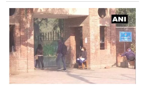 டெல்லி பல்கலைக்கழகத்தில் மகாத்மா காந்தி பாடத்தை நீக்க திட்டம்… கிளம்பிய சர்ச்சை….!!!!!