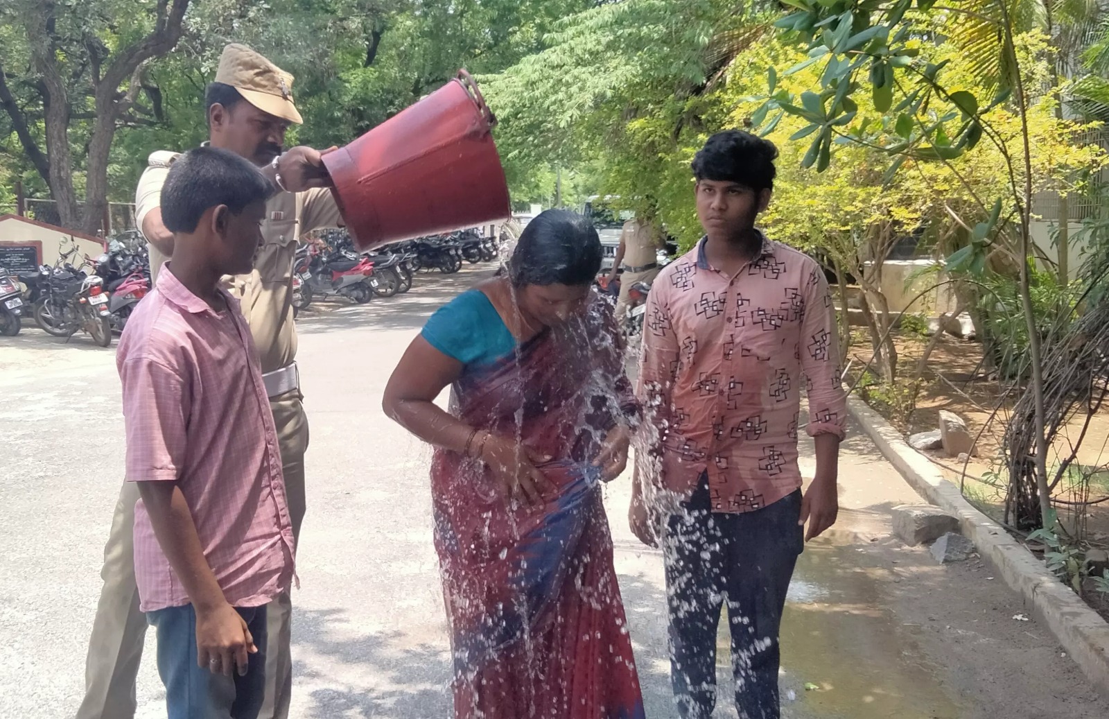 2 மகன்களுடன் தீக்குளிக்க முயன்ற பெண்…. மாவட்ட ஆட்சியர் அலுவலகத்தில் பரபரப்பு…!!