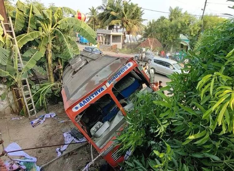 அரசு பேருந்து மீது மோதிய டேங்கர் லாரி…. படுகாயமடைந்த 17 பயணிகள்…. கோர விபத்து…!!