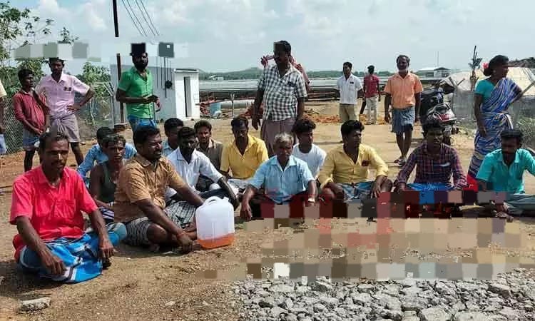 பெட்ரோல் கேனுடன் பொதுமக்கள் சாலை மறியல்….   சிறு பரபரப்பு….   வெளியான தகவல்…!!